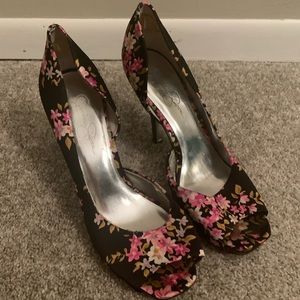 Jessica Simpson high heels!